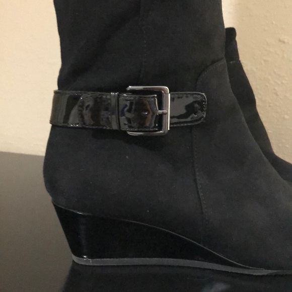 Black velvet sip on boots. - Picture 2 of 6